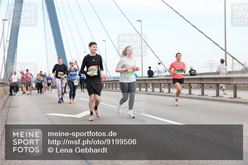 03.10.2025 - Köhlbrandbrückenlauf Lena Gebhardt http://msf.ph/oto/9199506 03.10.2025 15:39:02 Position 1 7964 meine-sportfotos.de