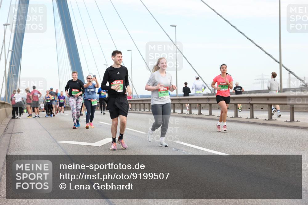 03.10.2025 - Köhlbrandbrückenlauf Lena Gebhardt http://msf.ph/oto/9199507 03.10.2025 15:39:02 Position 1 7964, 8364 meine-sportfotos.de