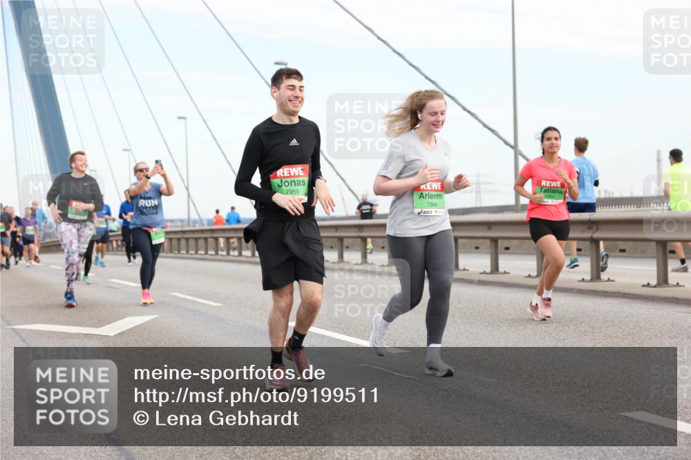03.10.2025 - Köhlbrandbrückenlauf Lena Gebhardt http://msf.ph/oto/9199511 03.10.2025 15:39:03 Position 1 07, 7955, 7964, 8364 meine-sportfotos.de