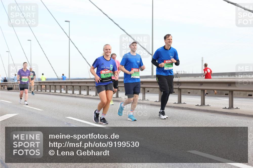 03.10.2025 - Köhlbrandbrückenlauf Lena Gebhardt http://msf.ph/oto/9199530 03.10.2025 15:39:13 Position 1 9253, 9248 meine-sportfotos.de