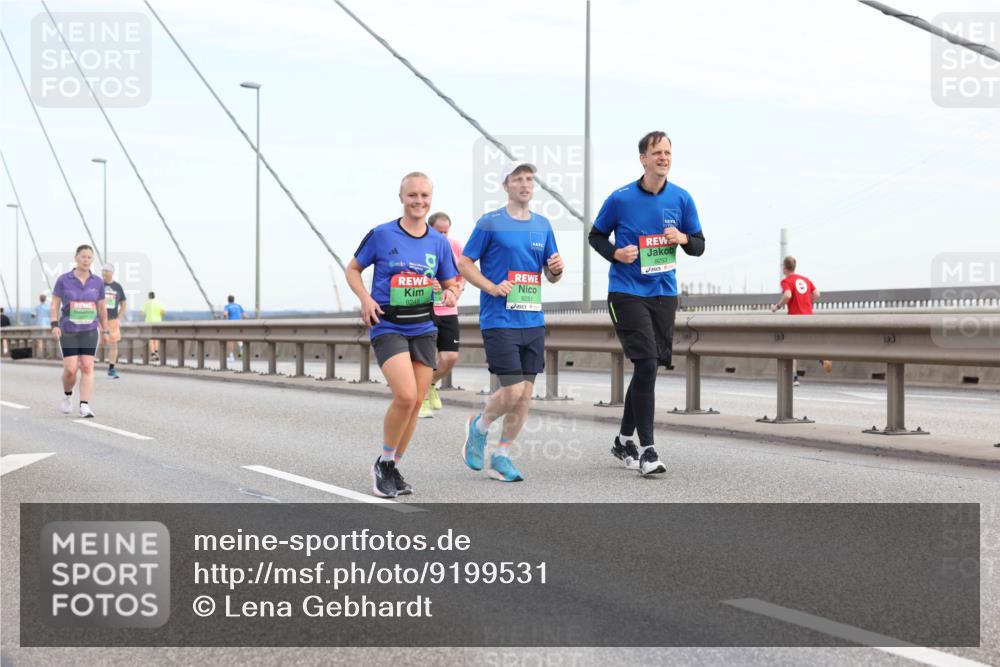 03.10.2025 - Köhlbrandbrückenlauf Lena Gebhardt http://msf.ph/oto/9199531 03.10.2025 15:39:13 Position 1 9253, 9248, 9251 meine-sportfotos.de