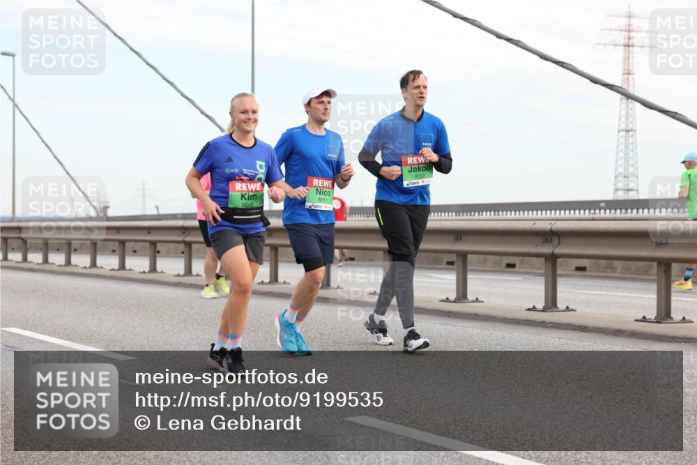 03.10.2025 - Köhlbrandbrückenlauf Lena Gebhardt http://msf.ph/oto/9199535 03.10.2025 15:39:14 Position 1 9248, 9251, 9253 meine-sportfotos.de