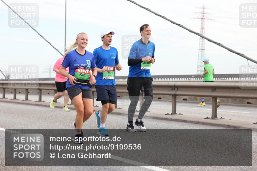 03.10.2025 - Köhlbrandbrückenlauf Lena Gebhardt http://msf.ph/oto/9199536 03.10.2025 15:39:14 Position 1 9248, 9251, 9253 meine-sportfotos.de