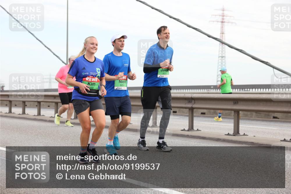 03.10.2025 - Köhlbrandbrückenlauf Lena Gebhardt http://msf.ph/oto/9199537 03.10.2025 15:39:14 Position 1 248, 9251, 9253, 111 meine-sportfotos.de