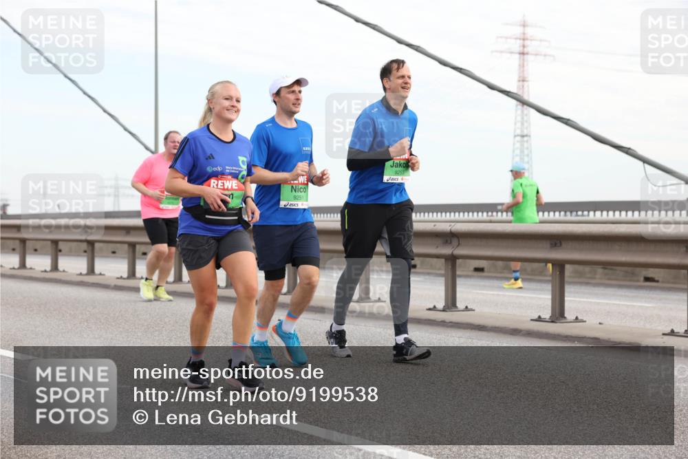03.10.2025 - Köhlbrandbrückenlauf Lena Gebhardt http://msf.ph/oto/9199538 03.10.2025 15:39:14 Position 1 9251, 9253 meine-sportfotos.de