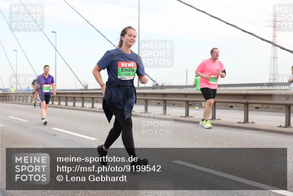 03.10.2025 - Köhlbrandbrückenlauf Lena Gebhardt http://msf.ph/oto/9199542 03.10.2025 15:39:16 Position 1 8535 meine-sportfotos.de