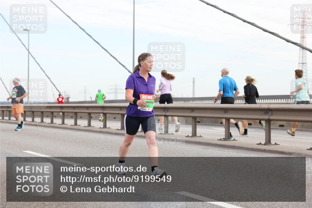 03.10.2025 - Köhlbrandbrückenlauf Lena Gebhardt http://msf.ph/oto/9199549 03.10.2025 15:39:19 Position 1 551 meine-sportfotos.de