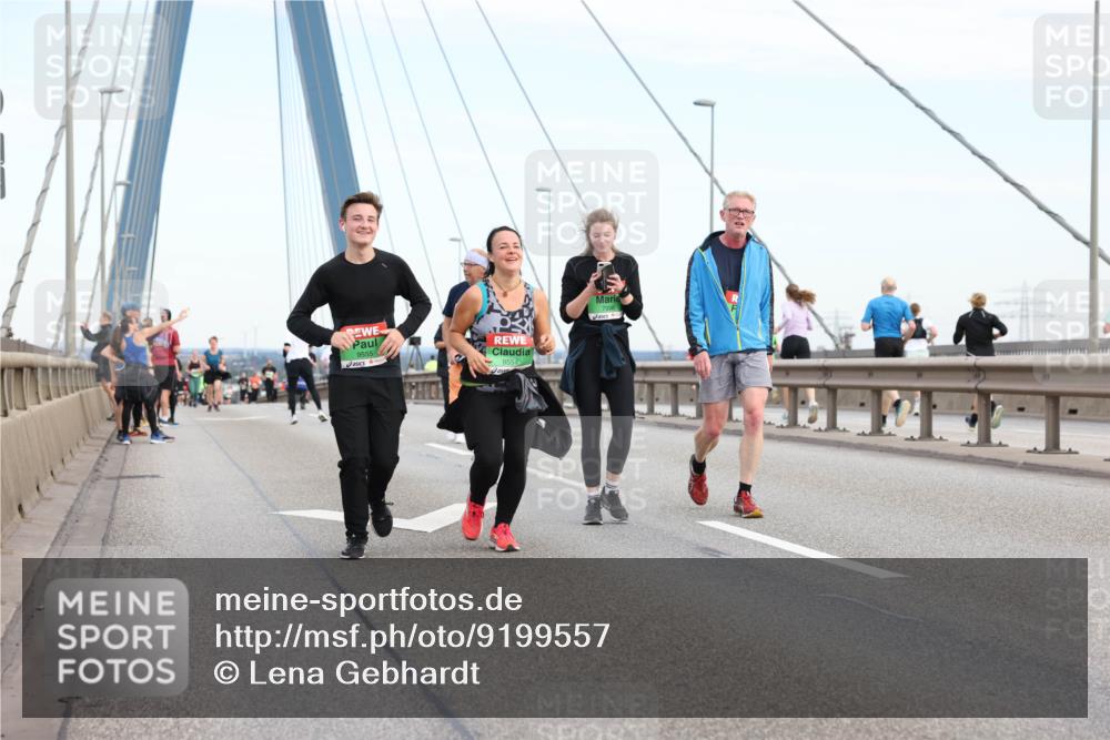 03.10.2025 - Köhlbrandbrückenlauf Lena Gebhardt http://msf.ph/oto/9199557 03.10.2025 15:39:22 Position 1 9555, 9554 meine-sportfotos.de