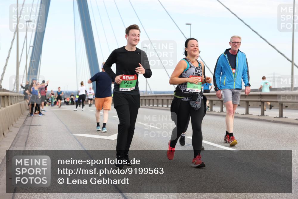 03.10.2025 - Köhlbrandbrückenlauf Lena Gebhardt http://msf.ph/oto/9199563 03.10.2025 15:39:24 Position 1 9555, 9554 meine-sportfotos.de