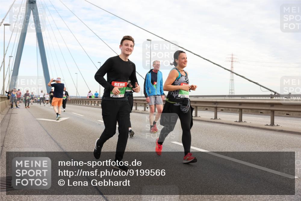03.10.2025 - Köhlbrandbrückenlauf Lena Gebhardt http://msf.ph/oto/9199566 03.10.2025 15:39:25 Position 1 9554 meine-sportfotos.de