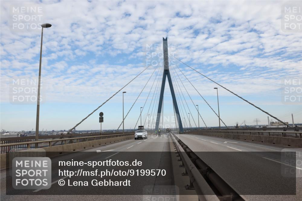 03.10.2025 - Köhlbrandbrückenlauf Lena Gebhardt http://msf.ph/oto/9199570 03.10.2025 15:12:20 Position 1  meine-sportfotos.de