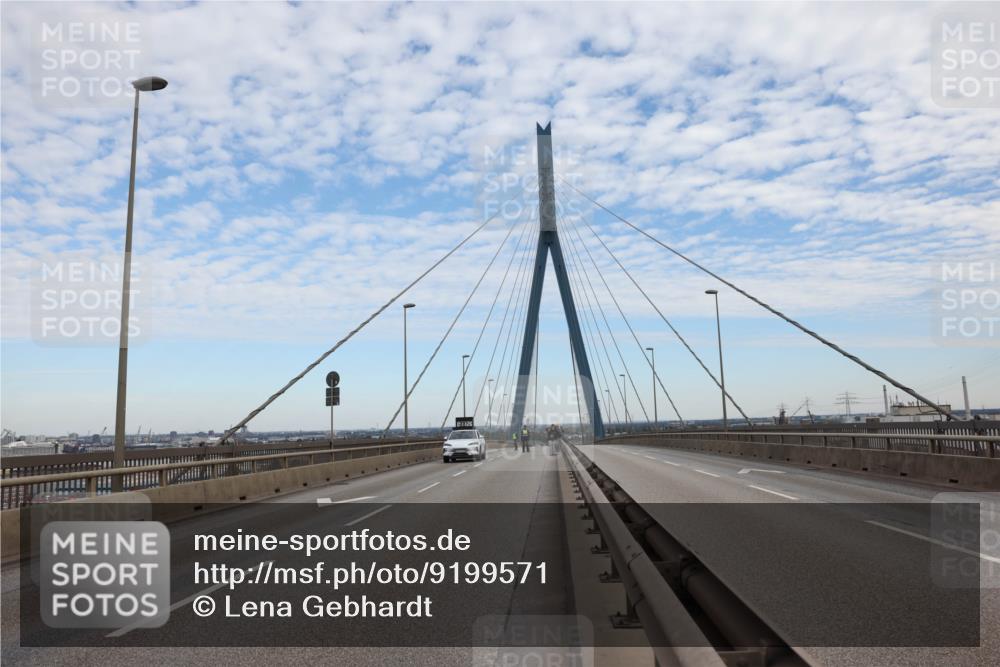 03.10.2025 - Köhlbrandbrückenlauf Lena Gebhardt http://msf.ph/oto/9199571 03.10.2025 15:12:20 Position 1 92110 meine-sportfotos.de