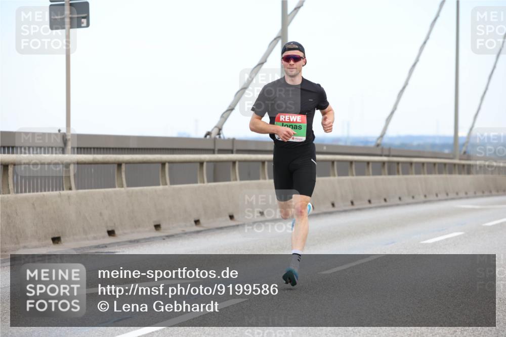 03.10.2025 - Köhlbrandbrückenlauf Lena Gebhardt http://msf.ph/oto/9199586 03.10.2025 15:15:42 Position 1  meine-sportfotos.de