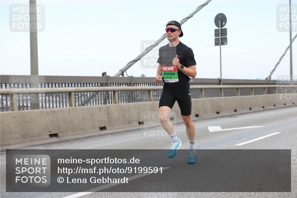 03.10.2025 - Köhlbrandbrückenlauf Lena Gebhardt http://msf.ph/oto/9199591 03.10.2025 15:15:43 Position 1 9144 meine-sportfotos.de