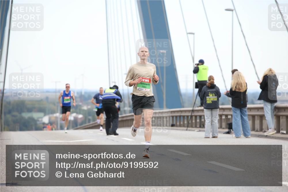 03.10.2025 - Köhlbrandbrückenlauf Lena Gebhardt http://msf.ph/oto/9199592 03.10.2025 15:16:33 Position 1 7004, 2025 meine-sportfotos.de
