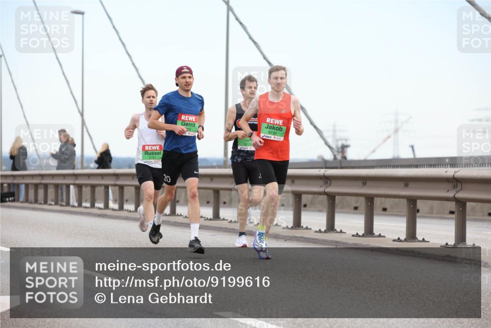 03.10.2025 - Köhlbrandbrückenlauf Lena Gebhardt http://msf.ph/oto/9199616 03.10.2025 15:17:16 Position 1 8787, 20, 97204, 9130 meine-sportfotos.de