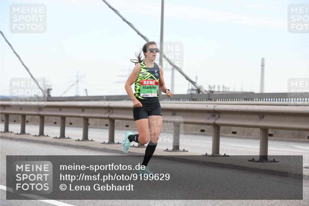 03.10.2025 - Köhlbrandbrückenlauf Lena Gebhardt http://msf.ph/oto/9199629 03.10.2025 15:17:23 Position 1 7034 meine-sportfotos.de