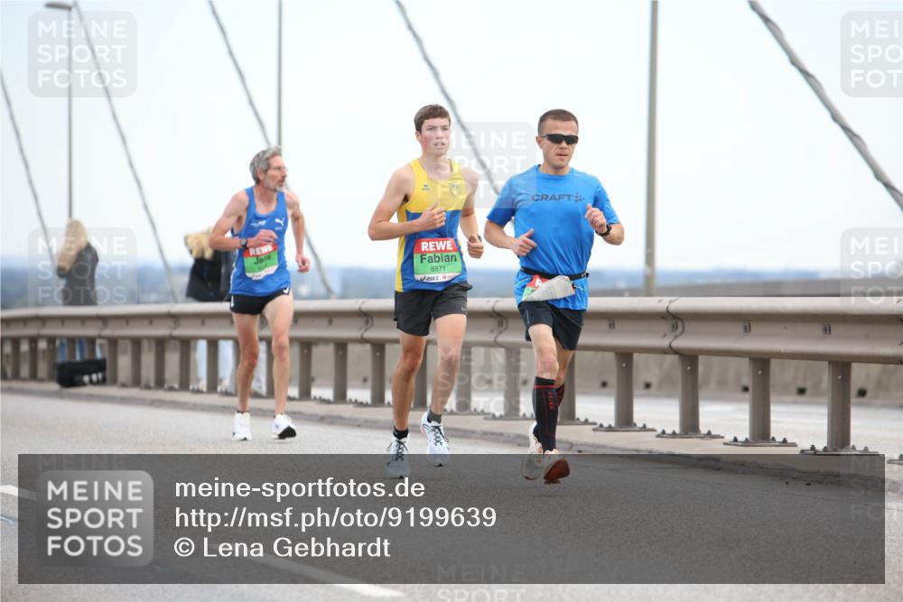 03.10.2025 - Köhlbrandbrückenlauf Lena Gebhardt http://msf.ph/oto/9199639 03.10.2025 15:17:40 Position 1 8871 meine-sportfotos.de