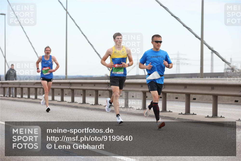 03.10.2025 - Köhlbrandbrückenlauf Lena Gebhardt http://msf.ph/oto/9199640 03.10.2025 15:17:41 Position 1 8871 meine-sportfotos.de