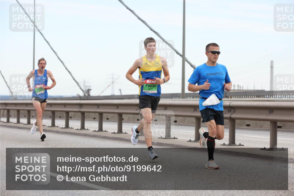 03.10.2025 - Köhlbrandbrückenlauf Lena Gebhardt http://msf.ph/oto/9199642 03.10.2025 15:17:42 Position 1 8871 meine-sportfotos.de