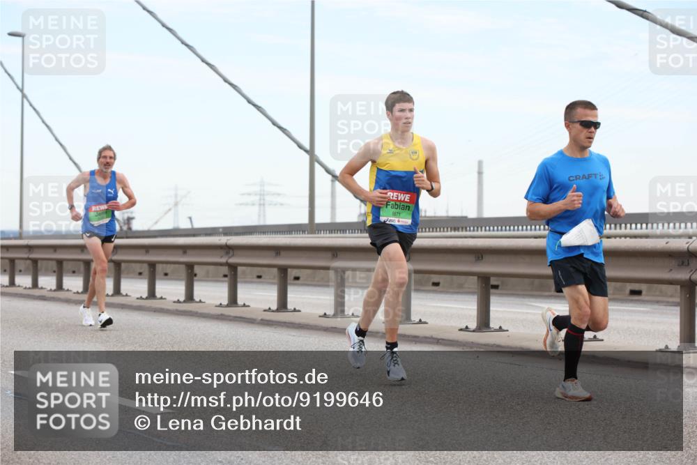 03.10.2025 - Köhlbrandbrückenlauf Lena Gebhardt http://msf.ph/oto/9199646 03.10.2025 15:17:43 Position 1 8871, 850 meine-sportfotos.de
