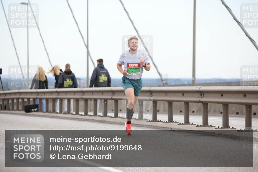 03.10.2025 - Köhlbrandbrückenlauf Lena Gebhardt http://msf.ph/oto/9199648 03.10.2025 15:17:51 Position 1 7011 meine-sportfotos.de