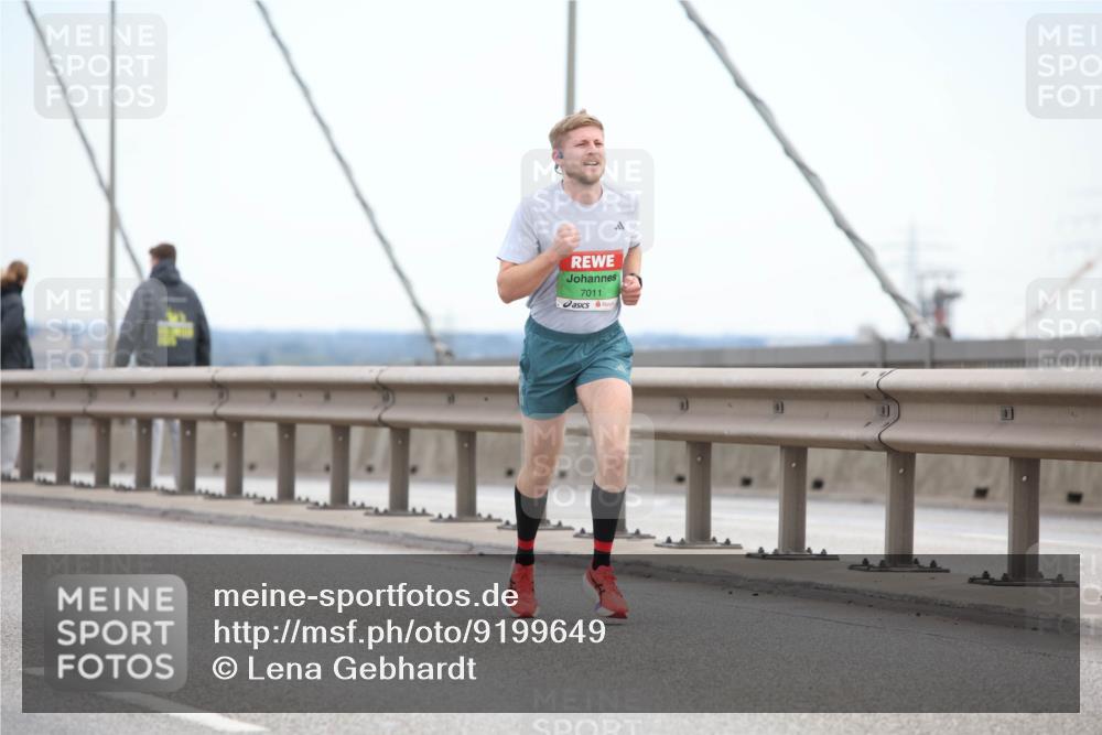 03.10.2025 - Köhlbrandbrückenlauf Lena Gebhardt http://msf.ph/oto/9199649 03.10.2025 15:17:52 Position 1 7011 meine-sportfotos.de
