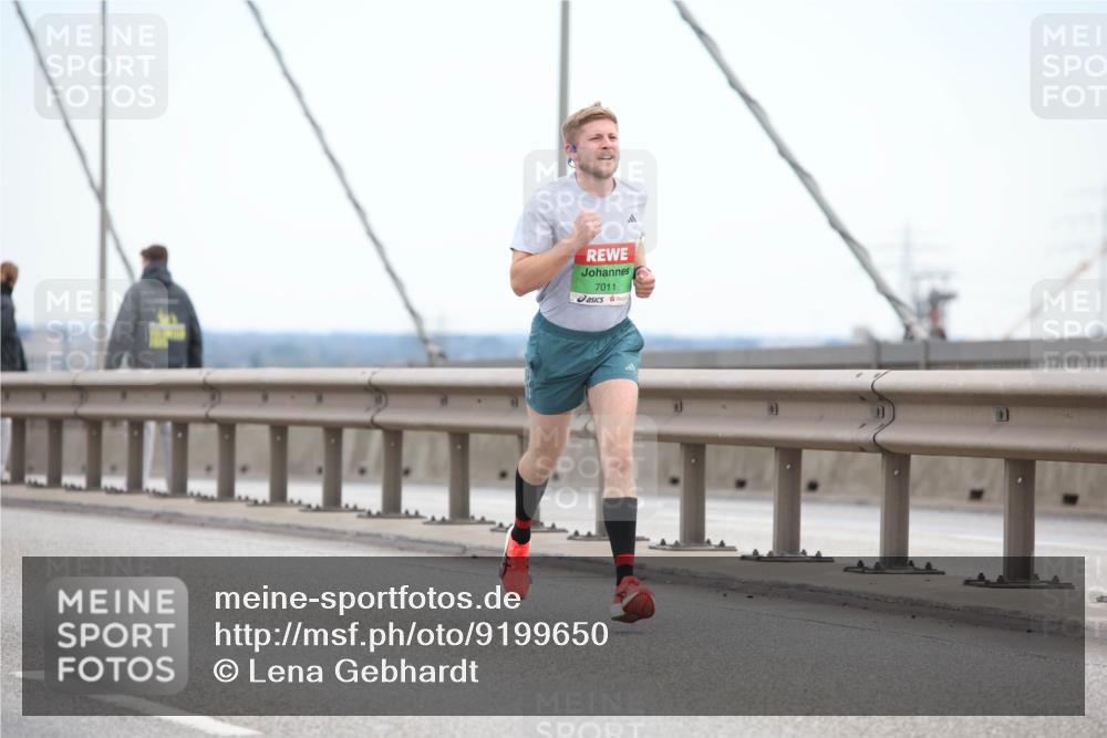 03.10.2025 - Köhlbrandbrückenlauf Lena Gebhardt http://msf.ph/oto/9199650 03.10.2025 15:17:52 Position 1 7011 meine-sportfotos.de