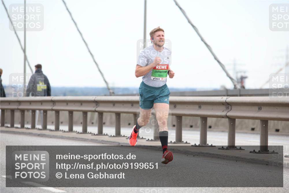 03.10.2025 - Köhlbrandbrückenlauf Lena Gebhardt http://msf.ph/oto/9199651 03.10.2025 15:17:52 Position 1 7011 meine-sportfotos.de