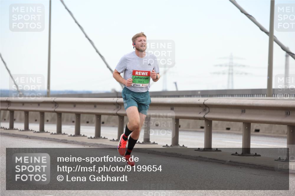 03.10.2025 - Köhlbrandbrückenlauf Lena Gebhardt http://msf.ph/oto/9199654 03.10.2025 15:17:53 Position 1 7011 meine-sportfotos.de
