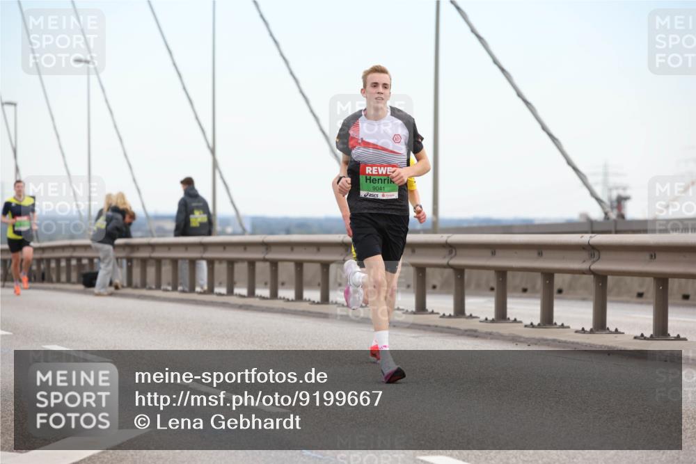 03.10.2025 - Köhlbrandbrückenlauf Lena Gebhardt http://msf.ph/oto/9199667 03.10.2025 15:18:11 Position 1 9041 meine-sportfotos.de