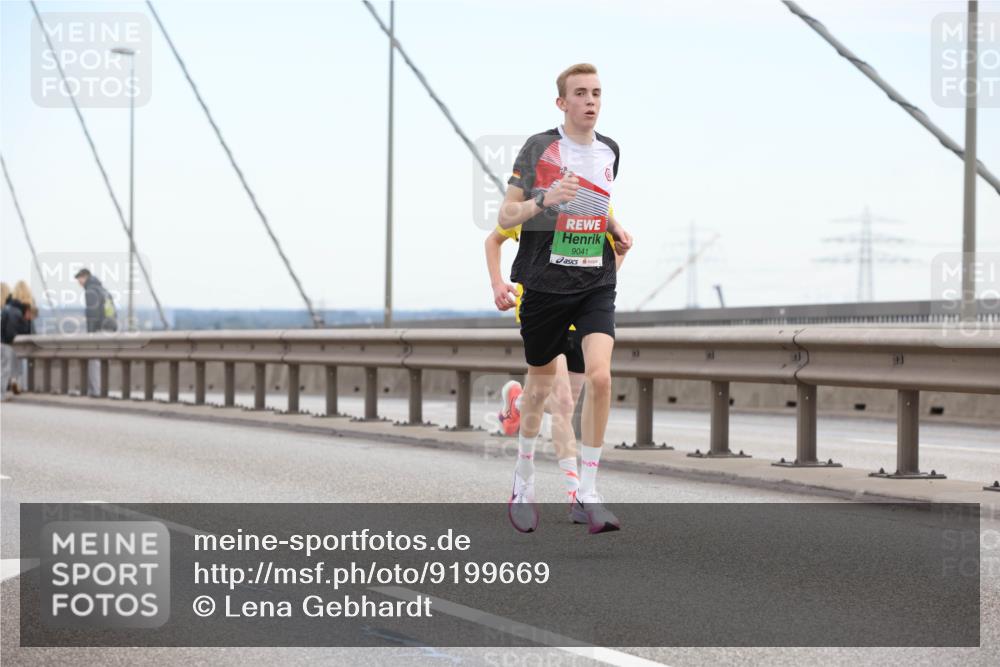 03.10.2025 - Köhlbrandbrückenlauf Lena Gebhardt http://msf.ph/oto/9199669 03.10.2025 15:18:12 Position 1 9041 meine-sportfotos.de
