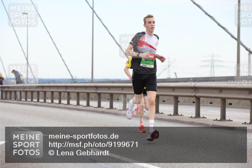 03.10.2025 - Köhlbrandbrückenlauf Lena Gebhardt http://msf.ph/oto/9199671 03.10.2025 15:18:12 Position 1 9041 meine-sportfotos.de