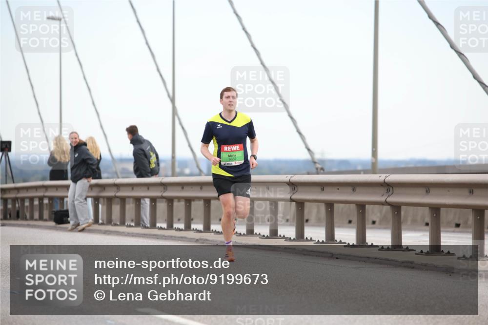 03.10.2025 - Köhlbrandbrückenlauf Lena Gebhardt http://msf.ph/oto/9199673 03.10.2025 15:18:16 Position 1 9662 meine-sportfotos.de