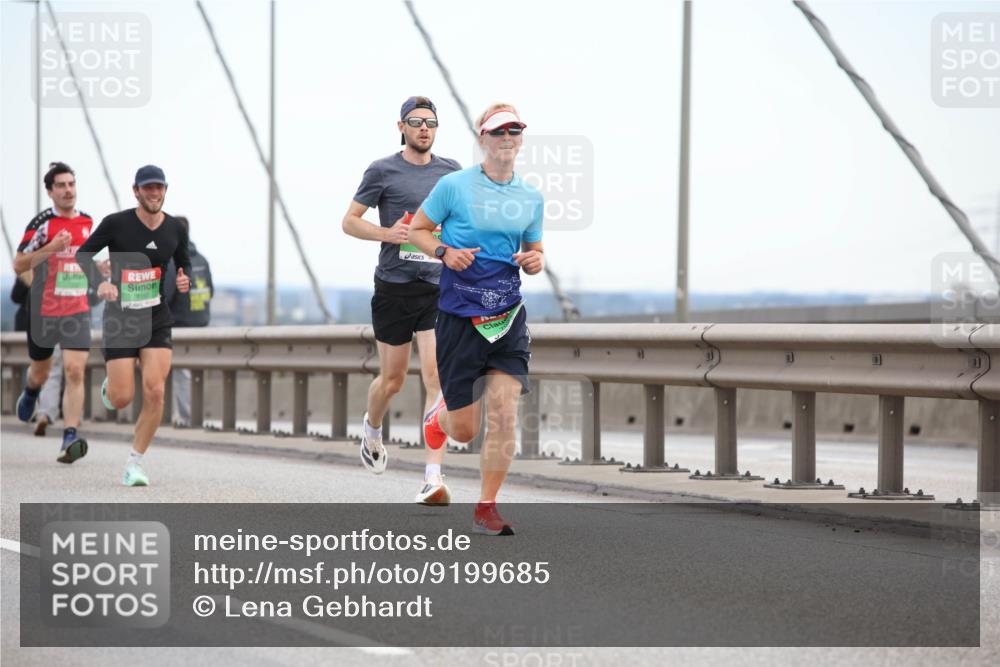 03.10.2025 - Köhlbrandbrückenlauf Lena Gebhardt http://msf.ph/oto/9199685 03.10.2025 15:18:24 Position 1  meine-sportfotos.de