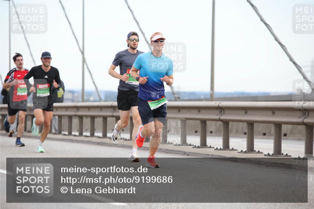 03.10.2025 - Köhlbrandbrückenlauf Lena Gebhardt http://msf.ph/oto/9199686 03.10.2025 15:18:24 Position 1 7050, 702, 7033 meine-sportfotos.de