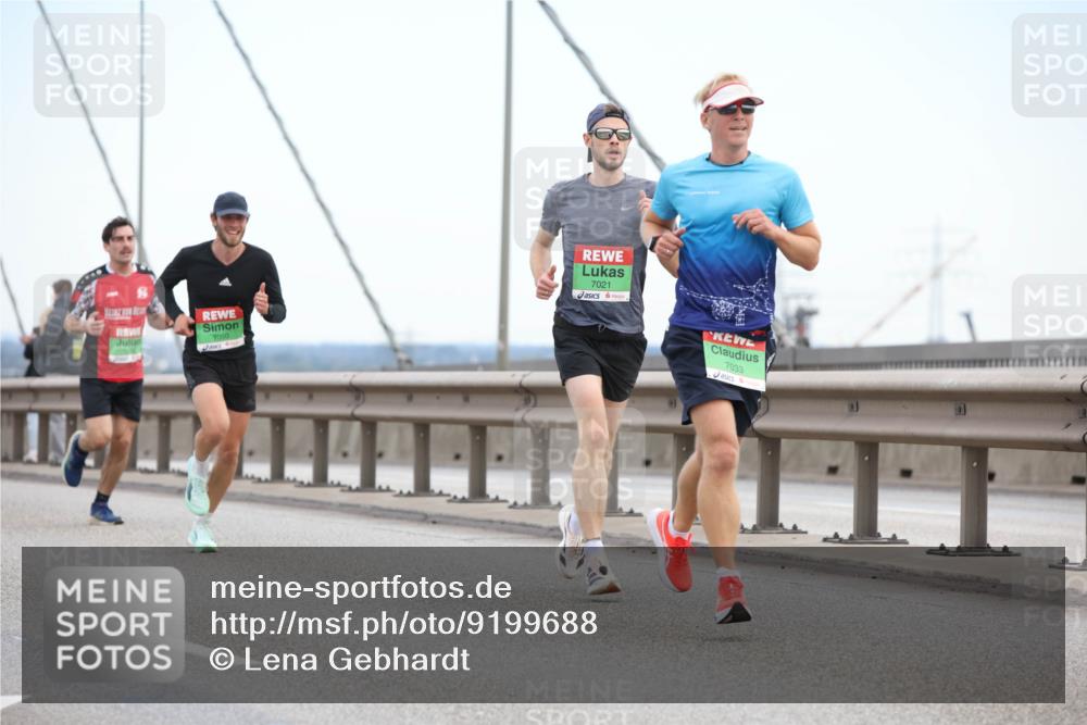 03.10.2025 - Köhlbrandbrückenlauf Lena Gebhardt http://msf.ph/oto/9199688 03.10.2025 15:18:25 Position 1 7021, 7050, 7033 meine-sportfotos.de