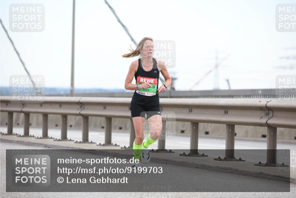 03.10.2025 - Köhlbrandbrückenlauf Lena Gebhardt http://msf.ph/oto/9199703 03.10.2025 15:18:33 Position 1 9564 meine-sportfotos.de