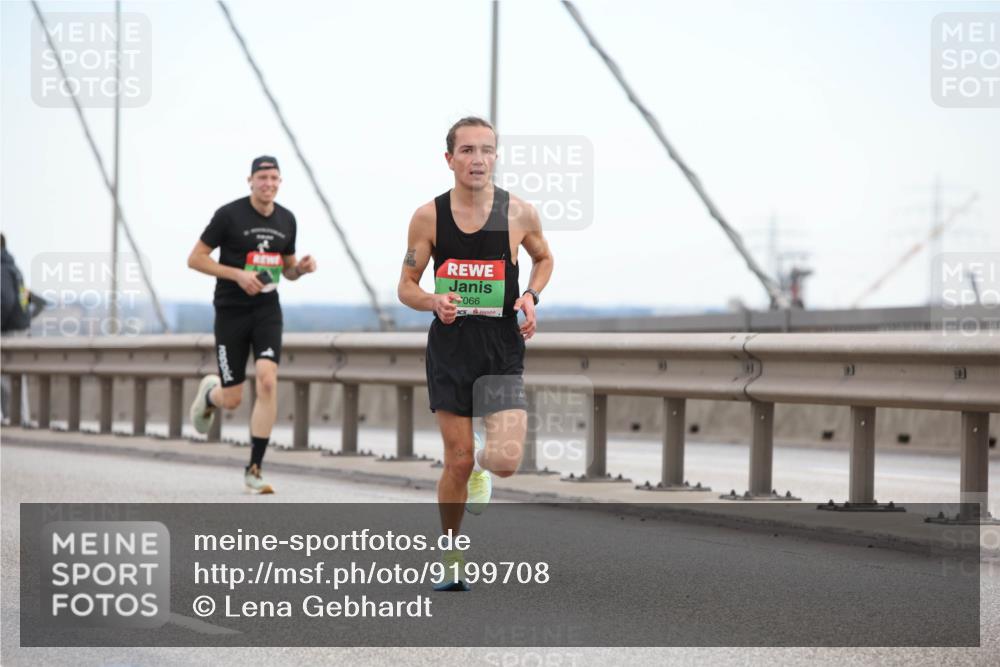 03.10.2025 - Köhlbrandbrückenlauf Lena Gebhardt http://msf.ph/oto/9199708 03.10.2025 15:18:35 Position 1 990 meine-sportfotos.de