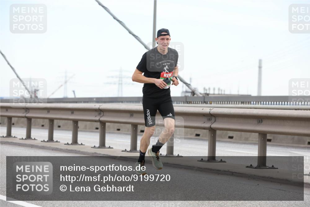 03.10.2025 - Köhlbrandbrückenlauf Lena Gebhardt http://msf.ph/oto/9199720 03.10.2025 15:18:38 Position 1  meine-sportfotos.de