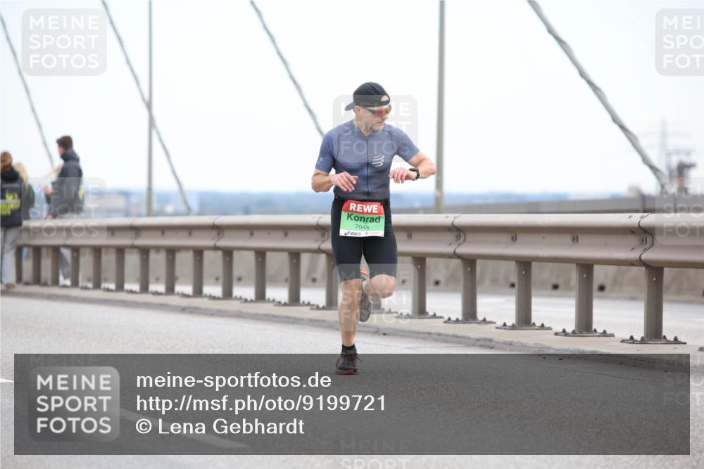 03.10.2025 - Köhlbrandbrückenlauf Lena Gebhardt http://msf.ph/oto/9199721 03.10.2025 15:18:47 Position 1 7045 meine-sportfotos.de