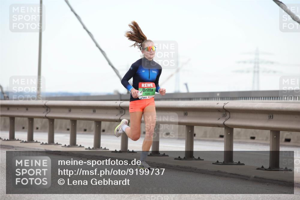 03.10.2025 - Köhlbrandbrückenlauf Lena Gebhardt http://msf.ph/oto/9199737 03.10.2025 15:18:54 Position 1 7020 meine-sportfotos.de