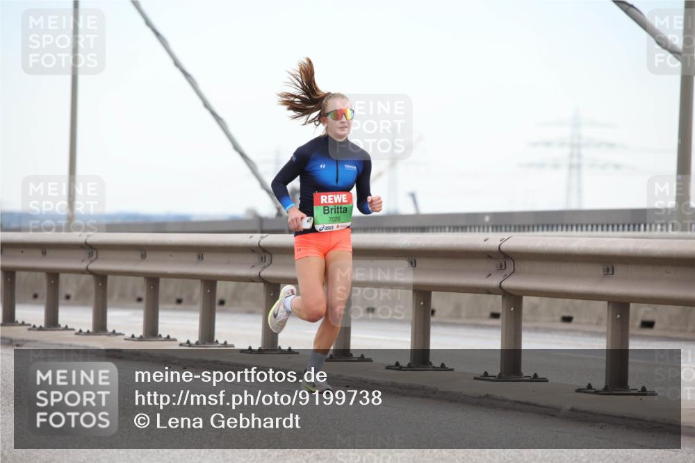03.10.2025 - Köhlbrandbrückenlauf Lena Gebhardt http://msf.ph/oto/9199738 03.10.2025 15:18:54 Position 1 7020 meine-sportfotos.de