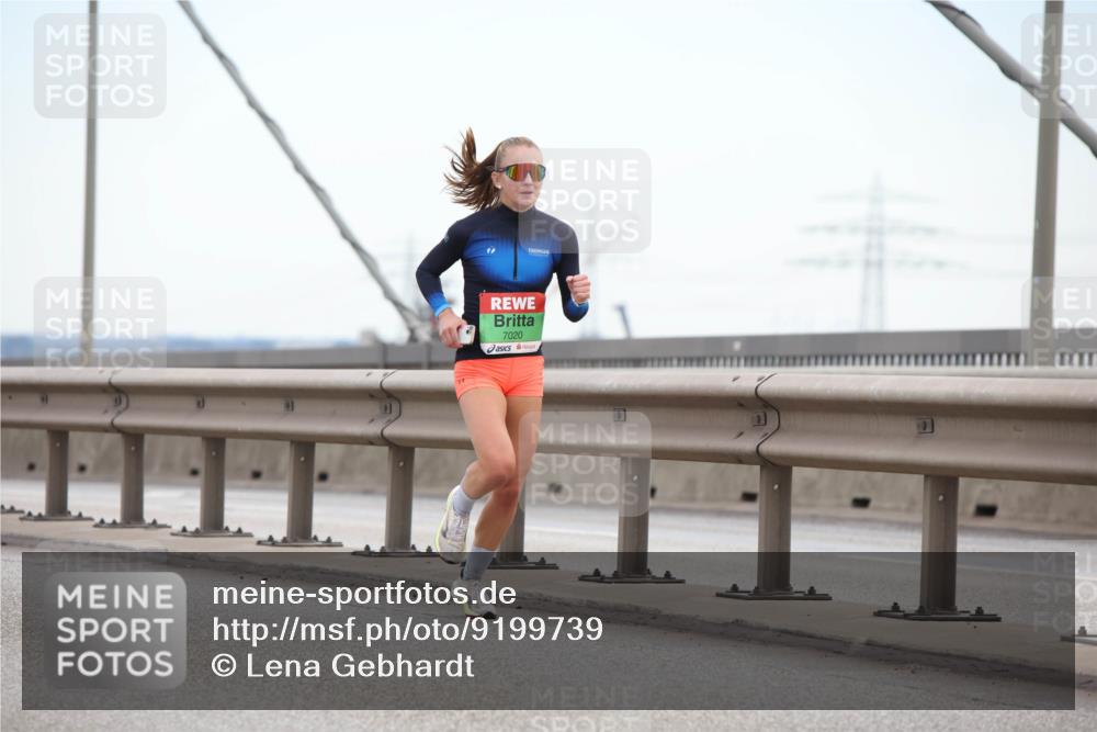 03.10.2025 - Köhlbrandbrückenlauf Lena Gebhardt http://msf.ph/oto/9199739 03.10.2025 15:18:54 Position 1 7020 meine-sportfotos.de