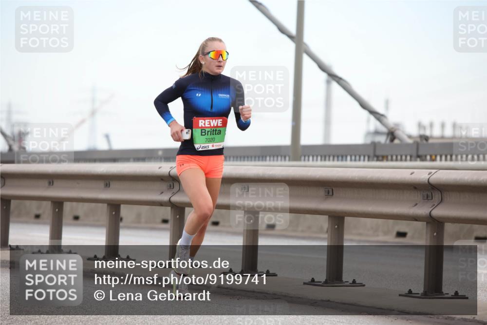 03.10.2025 - Köhlbrandbrückenlauf Lena Gebhardt http://msf.ph/oto/9199741 03.10.2025 15:18:55 Position 1 7020 meine-sportfotos.de