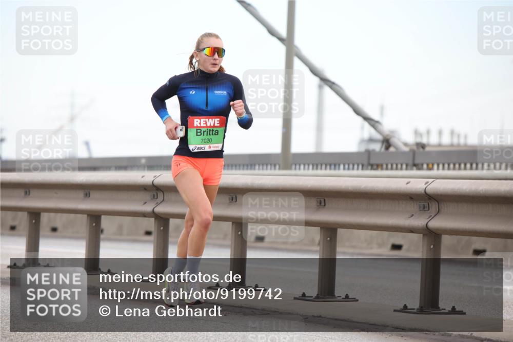 03.10.2025 - Köhlbrandbrückenlauf Lena Gebhardt http://msf.ph/oto/9199742 03.10.2025 15:18:55 Position 1 7020 meine-sportfotos.de