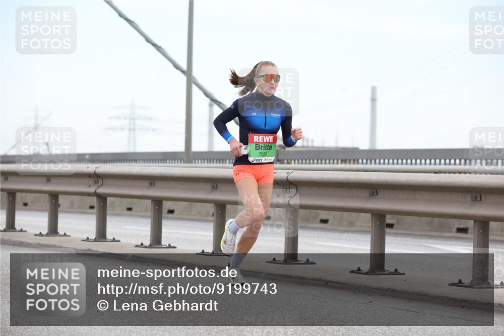 03.10.2025 - Köhlbrandbrückenlauf Lena Gebhardt http://msf.ph/oto/9199743 03.10.2025 15:18:56 Position 1 7020 meine-sportfotos.de