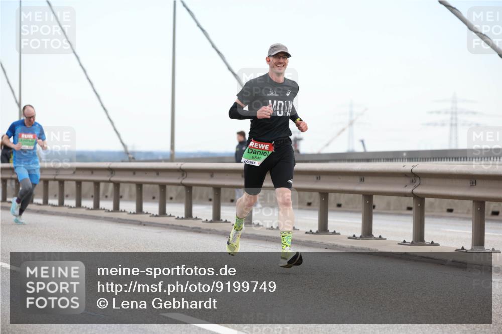 03.10.2025 - Köhlbrandbrückenlauf Lena Gebhardt http://msf.ph/oto/9199749 03.10.2025 15:19:06 Position 1 9549 meine-sportfotos.de