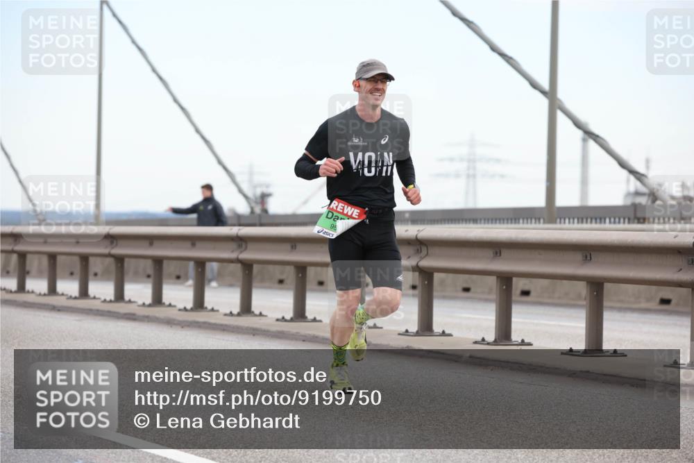 03.10.2025 - Köhlbrandbrückenlauf Lena Gebhardt http://msf.ph/oto/9199750 03.10.2025 15:19:06 Position 1 95 meine-sportfotos.de