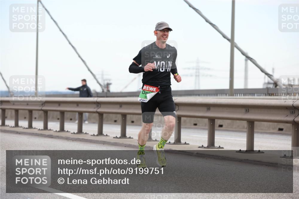 03.10.2025 - Köhlbrandbrückenlauf Lena Gebhardt http://msf.ph/oto/9199751 03.10.2025 15:19:06 Position 1 95 meine-sportfotos.de